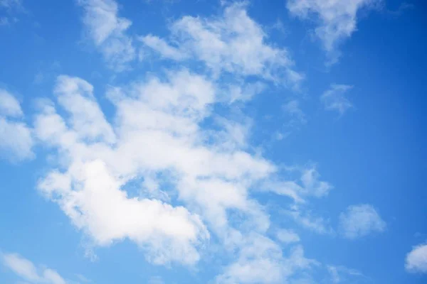 Голубое небо с круглыми белыми облаками. Небесный фон — стоковое фото
