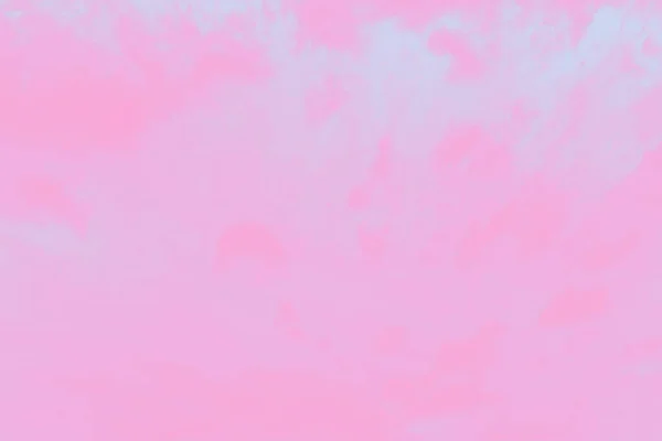 Бледный розовый фон неба, мягкие нежные облака — стоковое фото