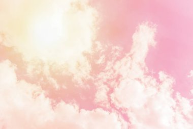 Güneşli turuncu pembe gökyüzü arka plan. Bulutlarla güzel sıcak gökyüzü. Tonlu fotoğraf