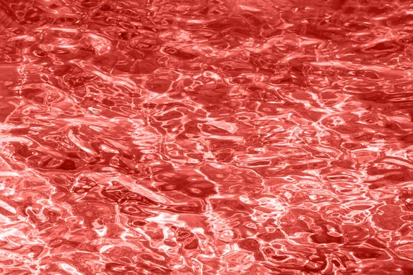 Rote Koralle Farbe Hintergrund. Wassermuster, abstrakter Hintergrund — Stockfoto