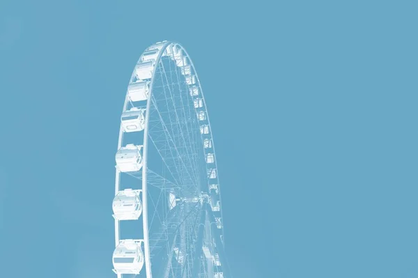 Roue ferris blanche sur un fond de couleur bleu gris profond. Concept minimal. Espace de copie — Photo