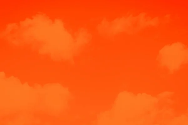Lava exuberante céu de cor laranja quente com nuvens — Fotografia de Stock