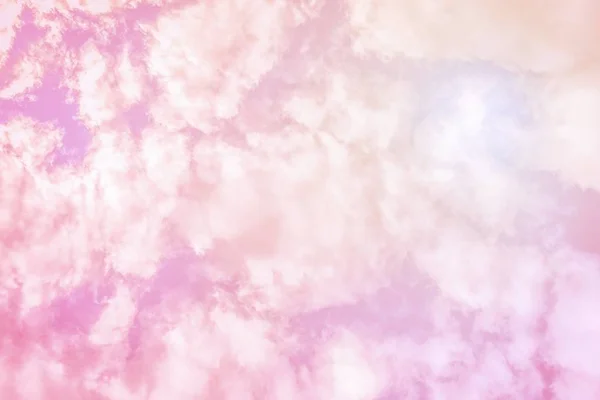 Sfondo cielo rosa soleggiato. Bel cielo con le nuvole. Foto tonica — Foto Stock