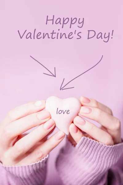 Sevgililer Günün kutlu olsun! Mesaj at. Aşk konsepti. Yumuşak pembe arka planda pembe kalp tutan güzel kadın elleri — Stok fotoğraf