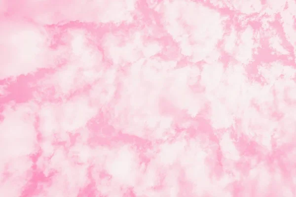 Sfondo cielo rosa pastello. Bel cielo con le nuvole. Foto tonica — Foto Stock