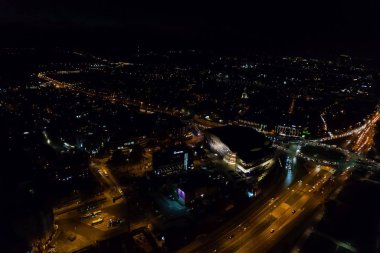 26 Ekim 2019. Krakow, Polonya. Parlak ışıklarla dolu bir gece şehri, atardamar manzaralı