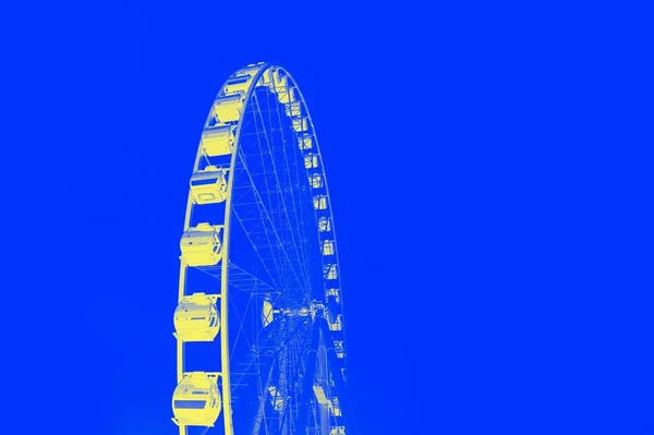 Gul pariserhjul på en levande blå färg bakgrund. Minimalt begrepp — Stockfoto