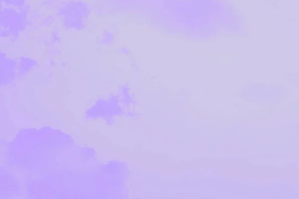Fialová purpurová obloha s mraky. Toned sky background, copy space — Stock fotografie
