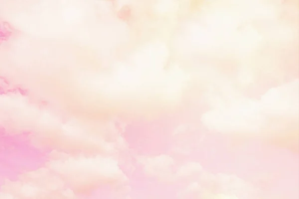 Fondo anaranjado soleado del cielo rosa. Hermoso cielo cálido con nubes. Foto tonificada —  Fotos de Stock