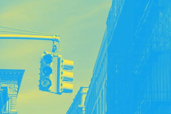 Feu de circulation et gratte-ciel américains, fragment. Bleu et jaune tonique — Photo