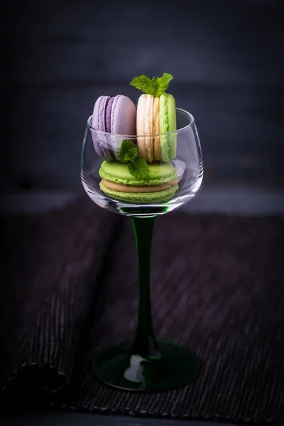 Délicieux macarons à la lavande violette et à la vanille citron vert ou macarons dans un verre sur fond sombre — Photo