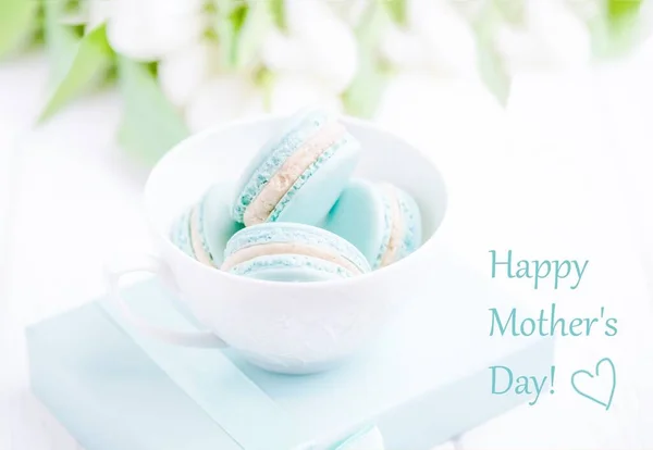 Buon biglietto di auguri per la festa della mamma. Macaron alla menta o al colore tiffany o dolce al macaron in tazza bianca — Foto Stock