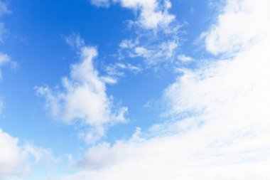 Mavi gökyüzü arka planı. Mavi gökyüzü kabarık beyaz bulutlarla