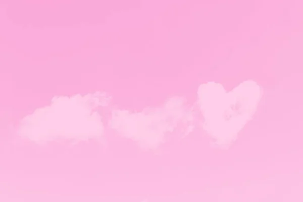 Fond de vacances Saint-Valentin, nuage en forme de coeur, ciel rose — Photo