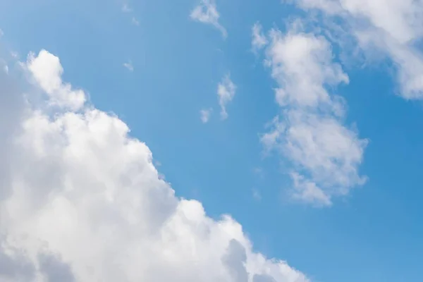 Красивый белый большой мягкий пушистый облако на голубом фоне неба — стоковое фото