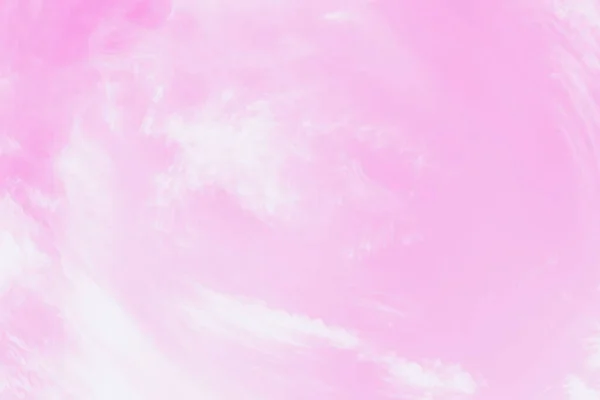 Růžové nebe pozadí s měkkými jemnými bílými mraky. Kopírovat prostor — Stock fotografie