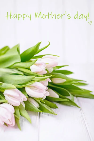 Buon biglietto di auguri per la festa della mamma. Iscrizione, testo, parole. Fiori rosa primavera tulipani su sfondo bianco — Foto Stock