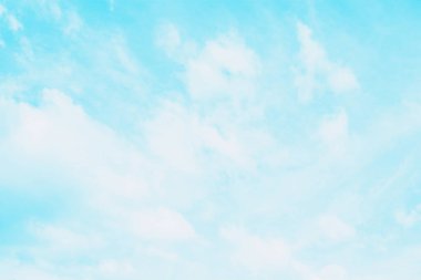 Açık mavi eğimli gökyüzü arkaplanı, bulanık narin bulutlar