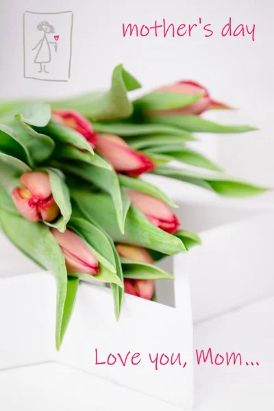 Buon concetto di Festa della Mamma. Iscrizione, testo, parole. Bellissimo biglietto di auguri. Fiori primaverili tulipani rossi su sfondo bianco — Foto Stock