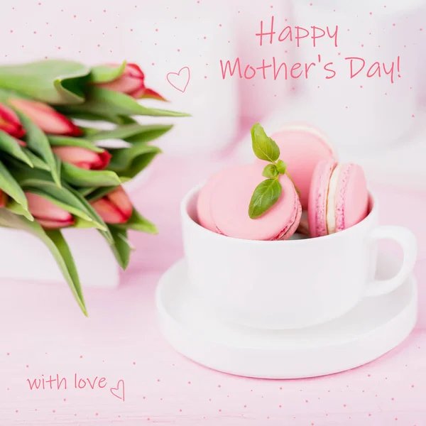 Joyeux concept de fête des mères. Inscription, texte, mots. Macarons roses et tulipes printanières sur fond rose — Photo