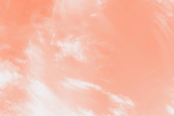 Fundo de céu laranja claro com nuvens brancas delicadas suaves. Espaço de cópia — Fotografia de Stock
