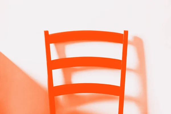 Světlé lávové barvy dřevěné židle na bílém pozadí stěny. Vzadu na židli, detail. Minimální styl — Stock fotografie