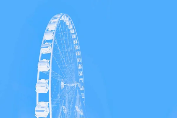 White Ferris Wheel Blue Color Background Minimal Concept Copy Space — Stock Photo, Image