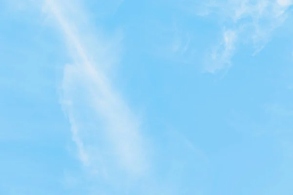 白い雲がぼやけている美しい青い空 空の背景 — ストック写真