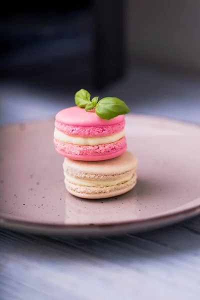 Roze Framboos Beige Vanille Macarons Macarons Een Keramische Plaat Kopieer — Stockfoto
