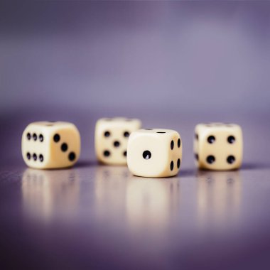 Gri menekşe arka planda dört zar. Boşluğu kopyala