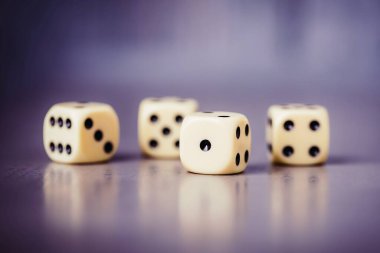 Gri menekşe arka planda dört zar. Boşluğu kopyala