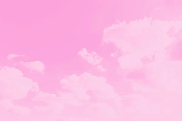 淡淡的云彩笼罩着粉红的天空 复制空间 浪漫的背景 — 图库照片
