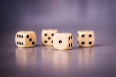 Gri menekşe arka planda dört zar. Boşluğu kopyala