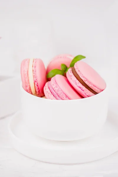 Macarons Roses Dessert Français Maison Macarons Sur Fond Blanc Espace — Photo