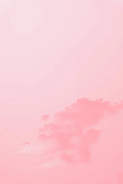 风景般的天空 清澈的天空背景上美丽的软软蓬松的云彩 淡粉色珊瑚色调 复制空间 — 图库照片
