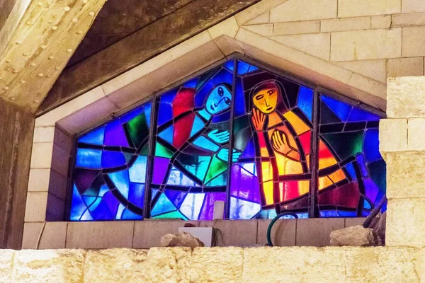 イスラエルのナザレ大聖堂の発音 ステンドグラスの窓 断片的な詳細 — ストック写真