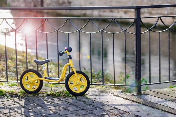 Enfants Vélo Jaune Garé Dans Place Parking Sur Fond Clôture — Photo