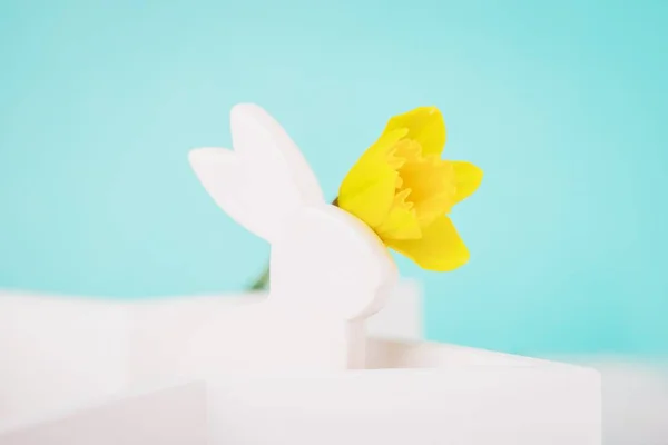 Bílý Keramický Velikonoční Zajíček Jeden Žlutý Narcisový Květ Světlém Akvarelu — Stock fotografie