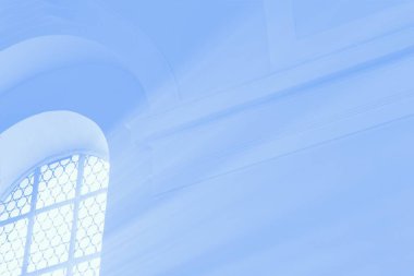 Pencereden ışık saçıyor, soluk mavi renkli fotoğraf.