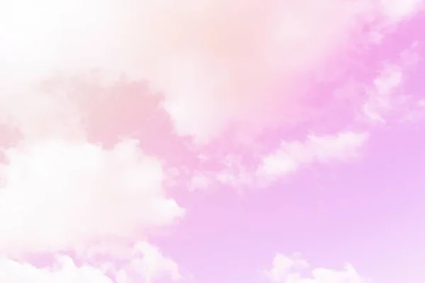 Pastel nebe pozadí. Růžová obloha s nadýchanými mraky — Stock fotografie