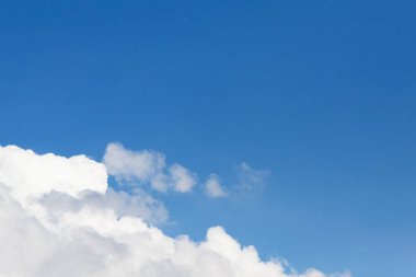 Açık mavi bir arkaplanda güzel, yumuşak, yumuşak bir bulut, boşluğu kopyala