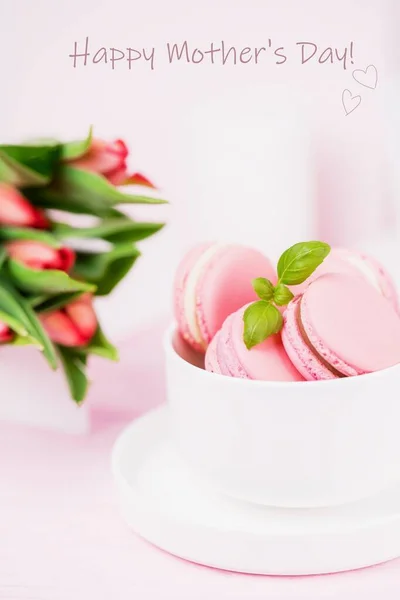 母亲节快乐卡 度假理念 白色背景的法国甜食 粉红金银花或金银花和春郁金香 — 图库照片