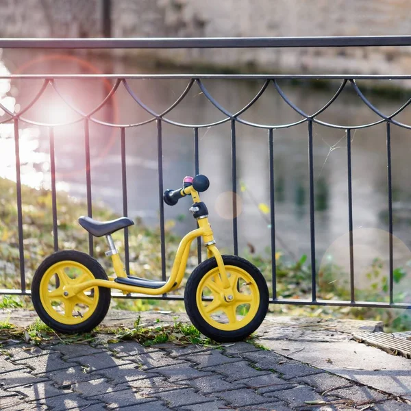 Enfants Vélo Jaune Garé Dans Place Parking Sur Fond Clôture — Photo