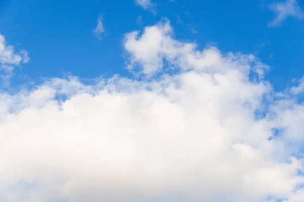 澄んだ青空の背景に美しい白い大きな柔らかいふわふわの雲 コピースペース — ストック写真