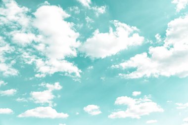 Güzel beyaz bulutları olan inanılmaz bir gökyüzü. Derin mavi gökyüzünde süzülen bulutlar