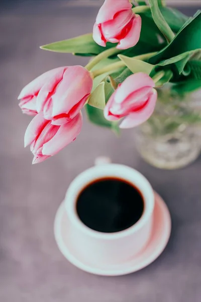 Черный Кофе Розовой Чашке Розовые Тюльпаны Весной Сером Фоне Вид — стоковое фото