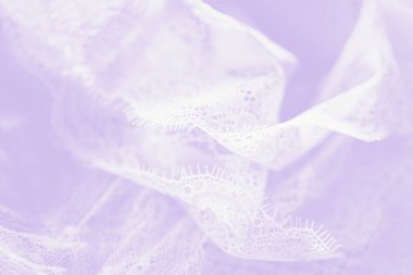 Beyaz dantel iç çamaşırı, soluk menekşe gradyan arka plan. Akan kumaş
