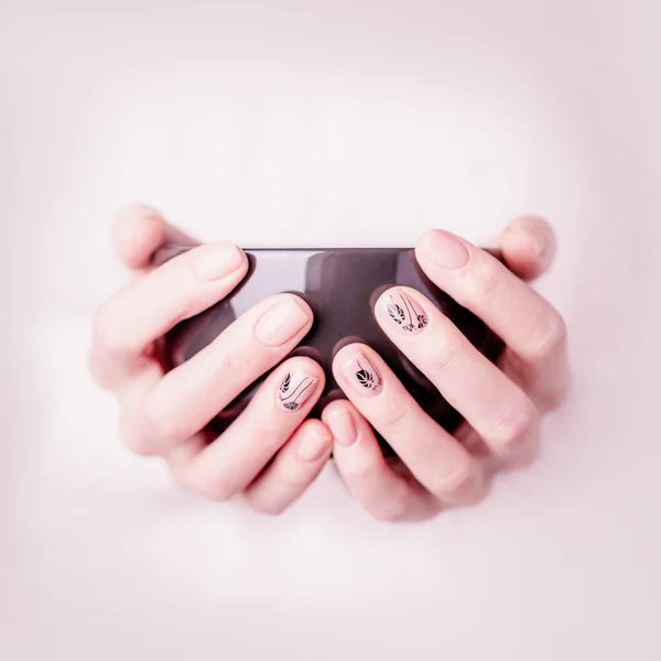 Belas Mãos Femininas Segurando Xícara Preta Fundo Rosa Manicure Com — Fotografia de Stock