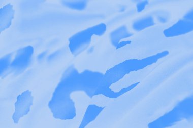 Koyu mavi benekli soyut soluk mavi arkaplan