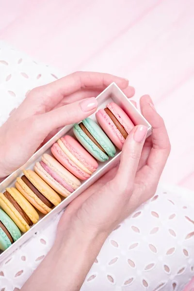 Belas Mãos Femininas Segurando Caixa Presente Deliciosos Macaroons Coloridos Franceses — Fotografia de Stock